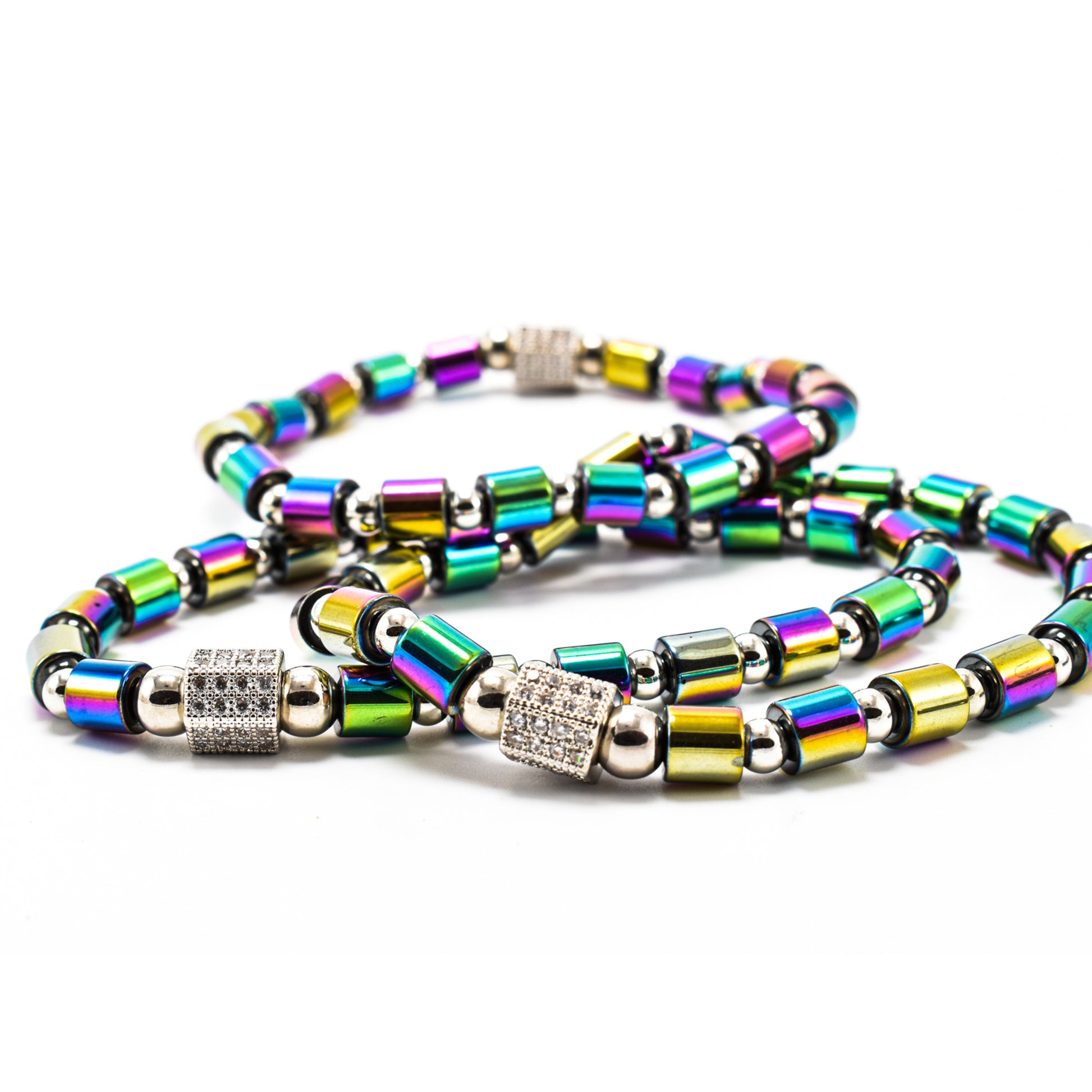 Bratara barbati elastica, cu bile din hematit magnetic electroplacat multicolor si accesorii argintii