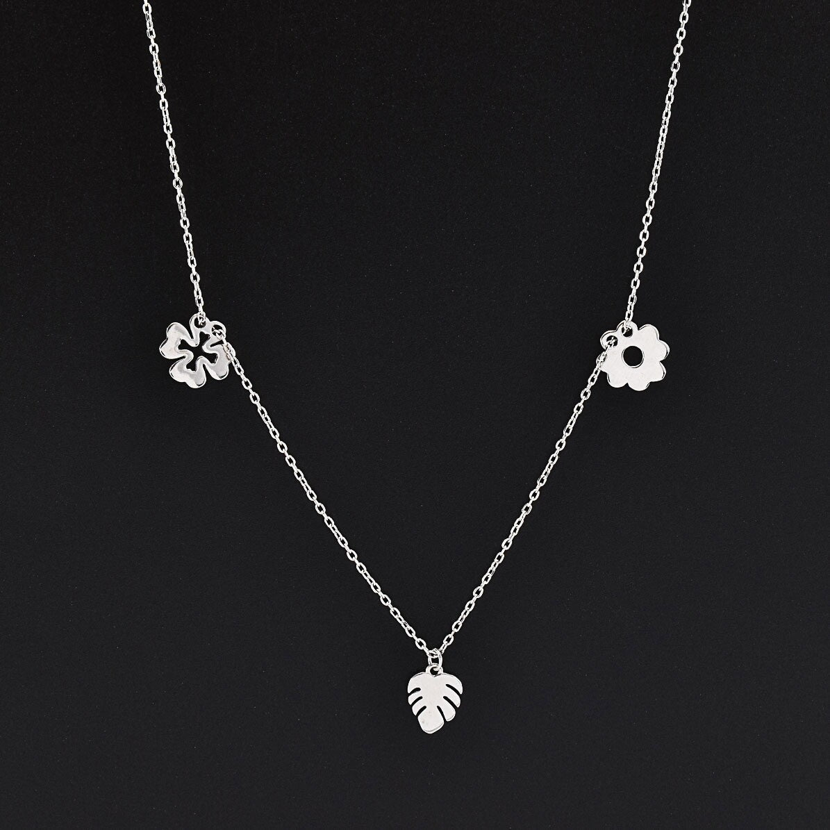 Lantisor dama din argint cu accesorii diverse