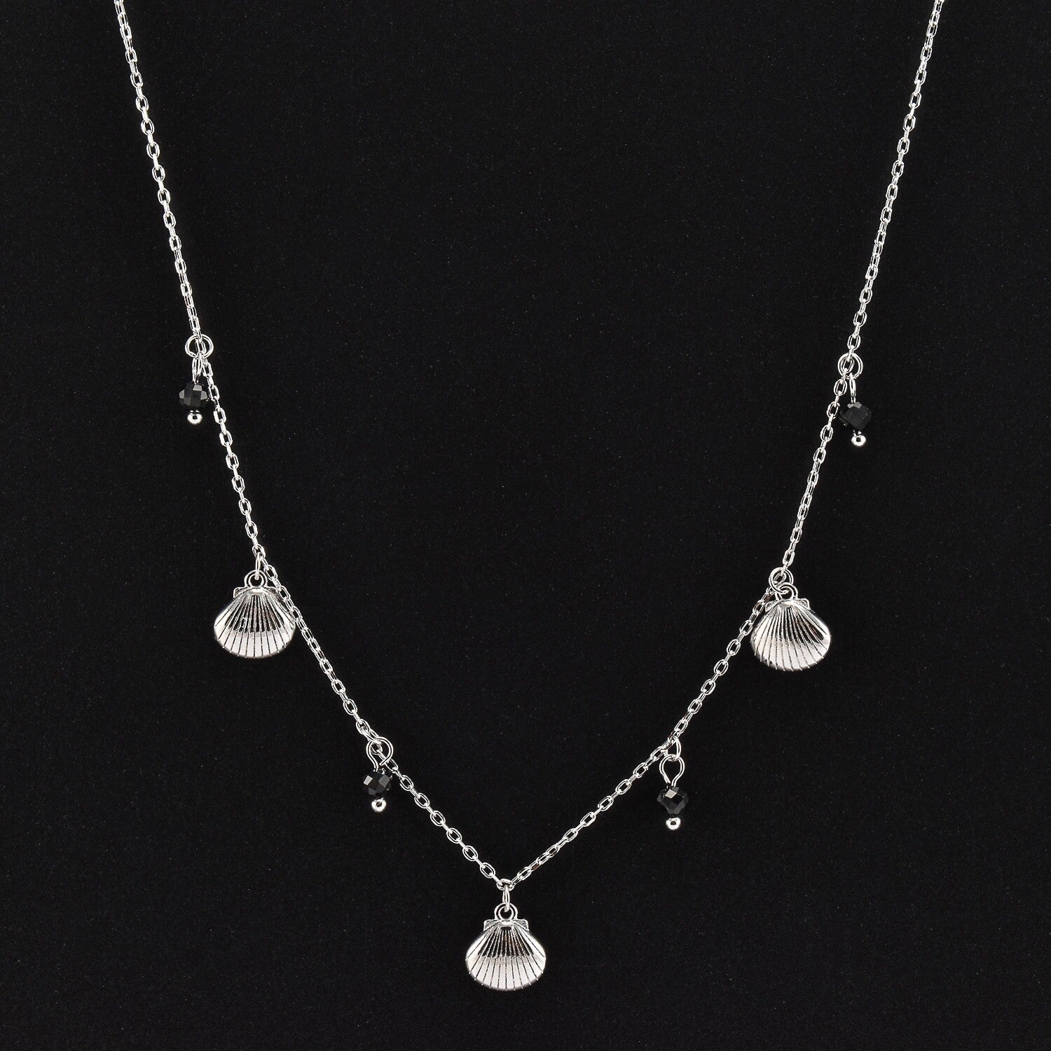 Lantisor dama din argint cu accesorii in forma de scoici