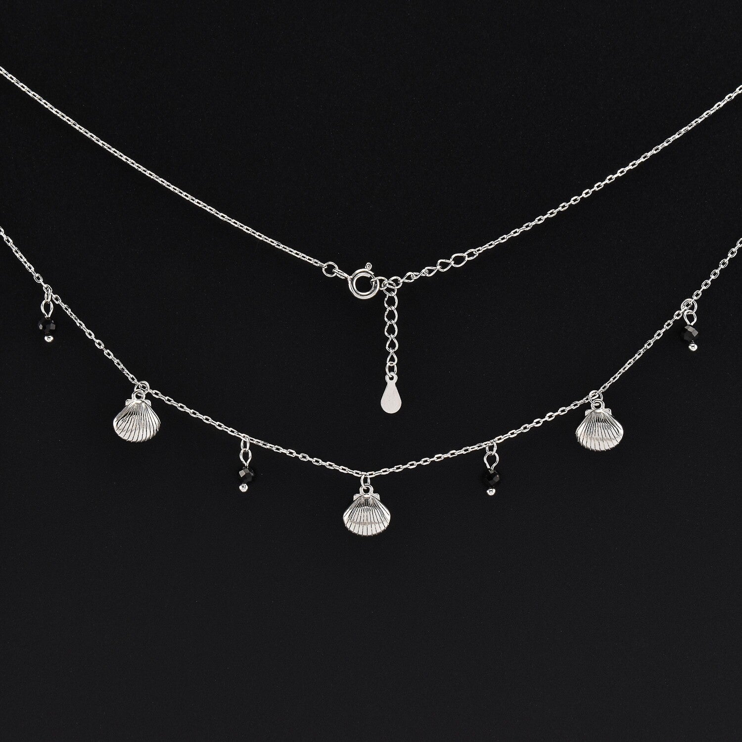 Lantisor dama din argint cu accesorii in forma de scoici