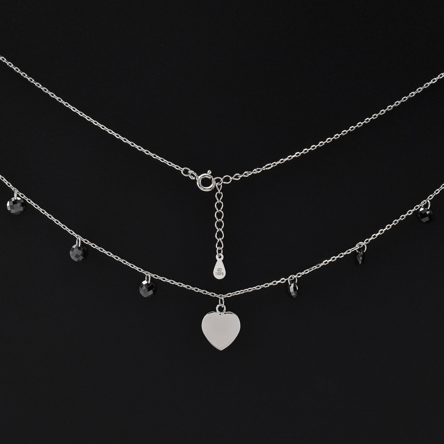 Lantisor dama din argint si cristale negre cu accesoriu in forma de inima