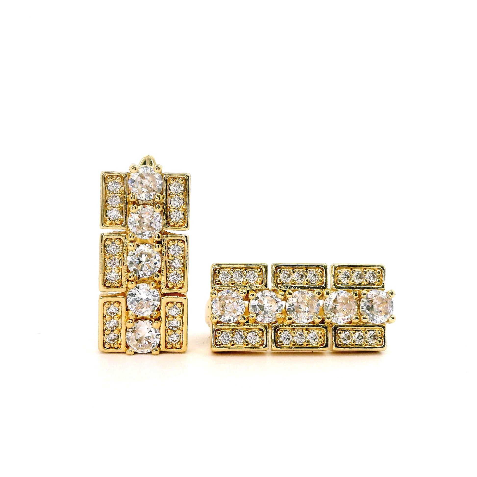 Cercei dama placati cu aur, decorati cu pietricele delicate, perfecti pentru orice ocazie.