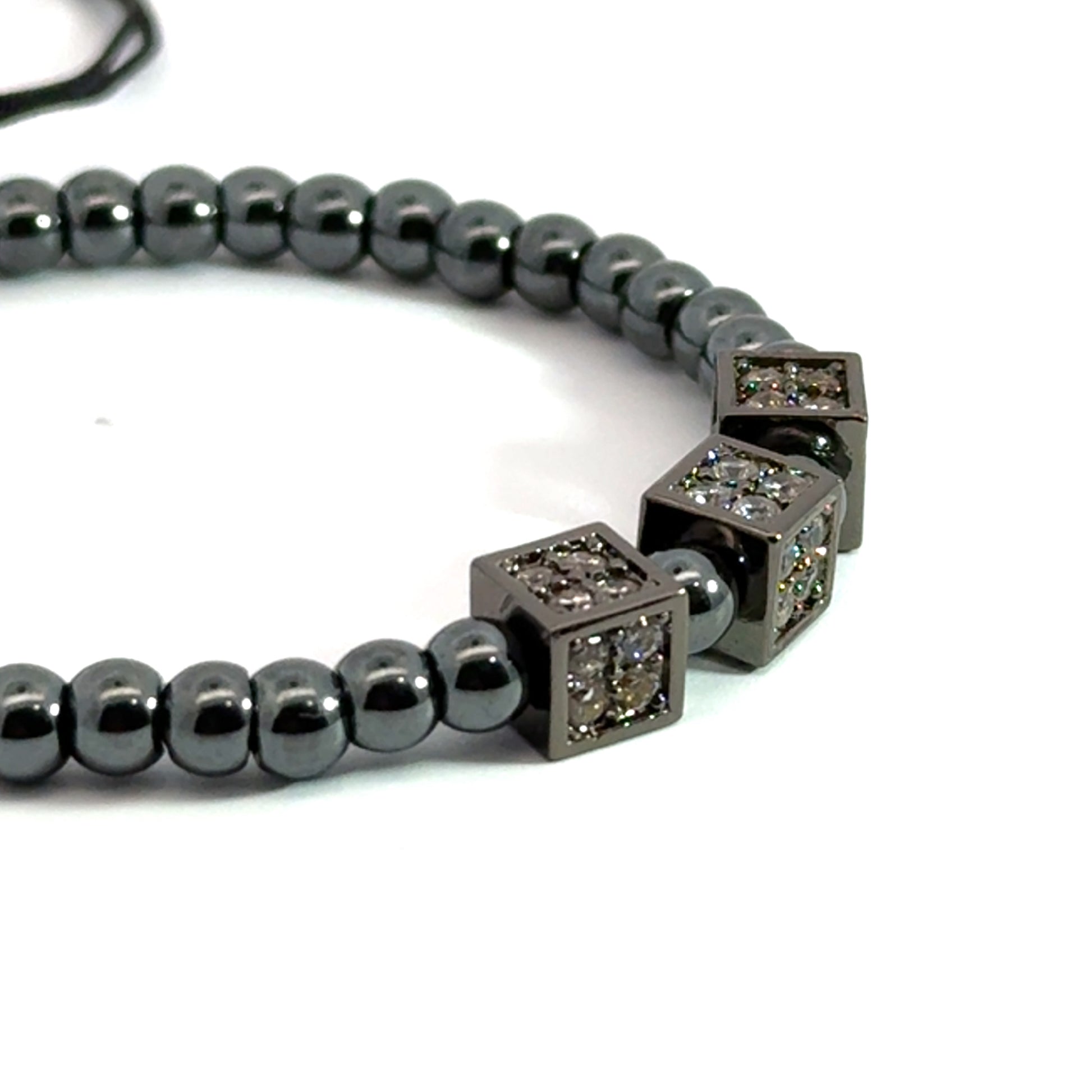 Bratara barbati din hematit si accesorii in forma de zar cu cristale zirconia