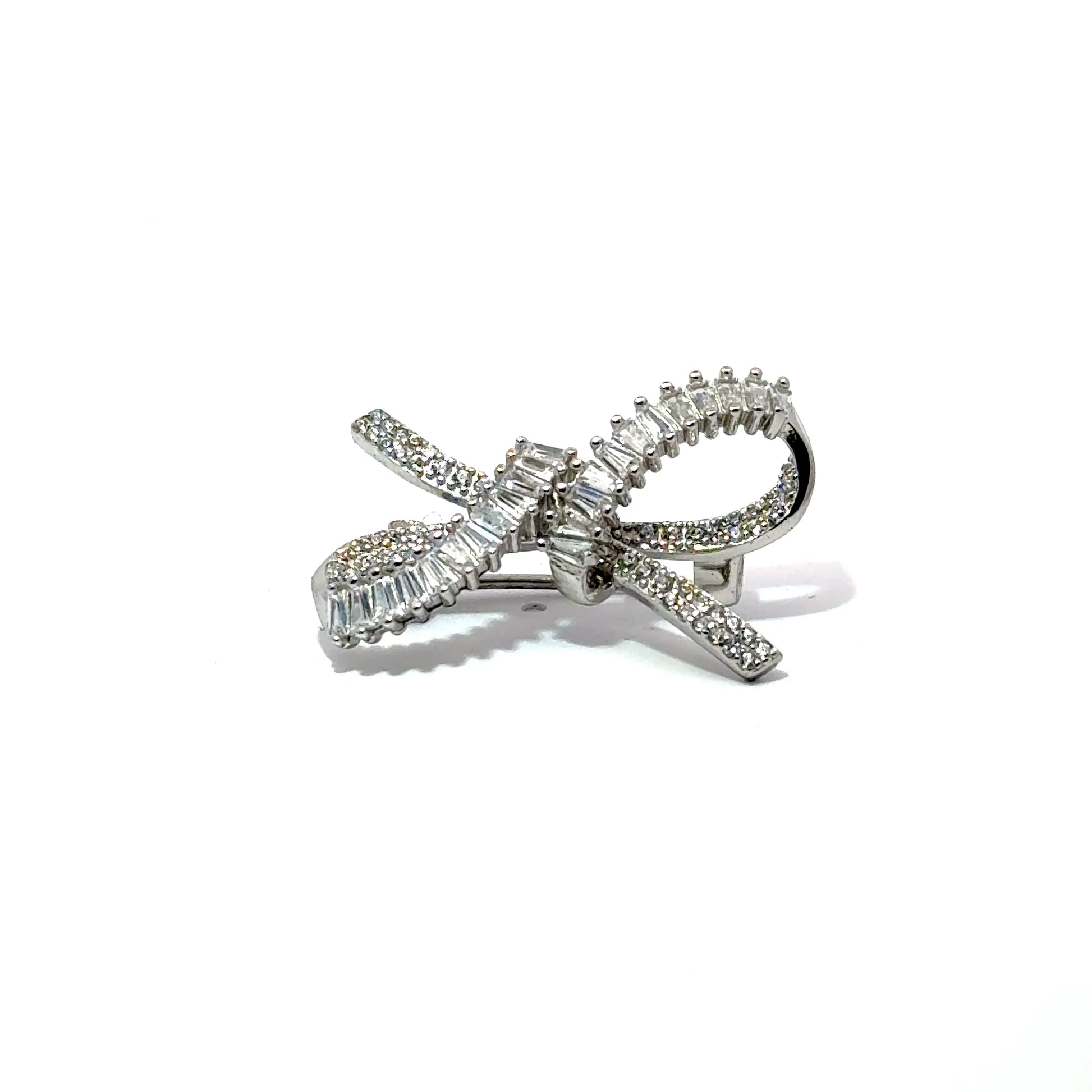 Brosa dama din argint in forma de fundita