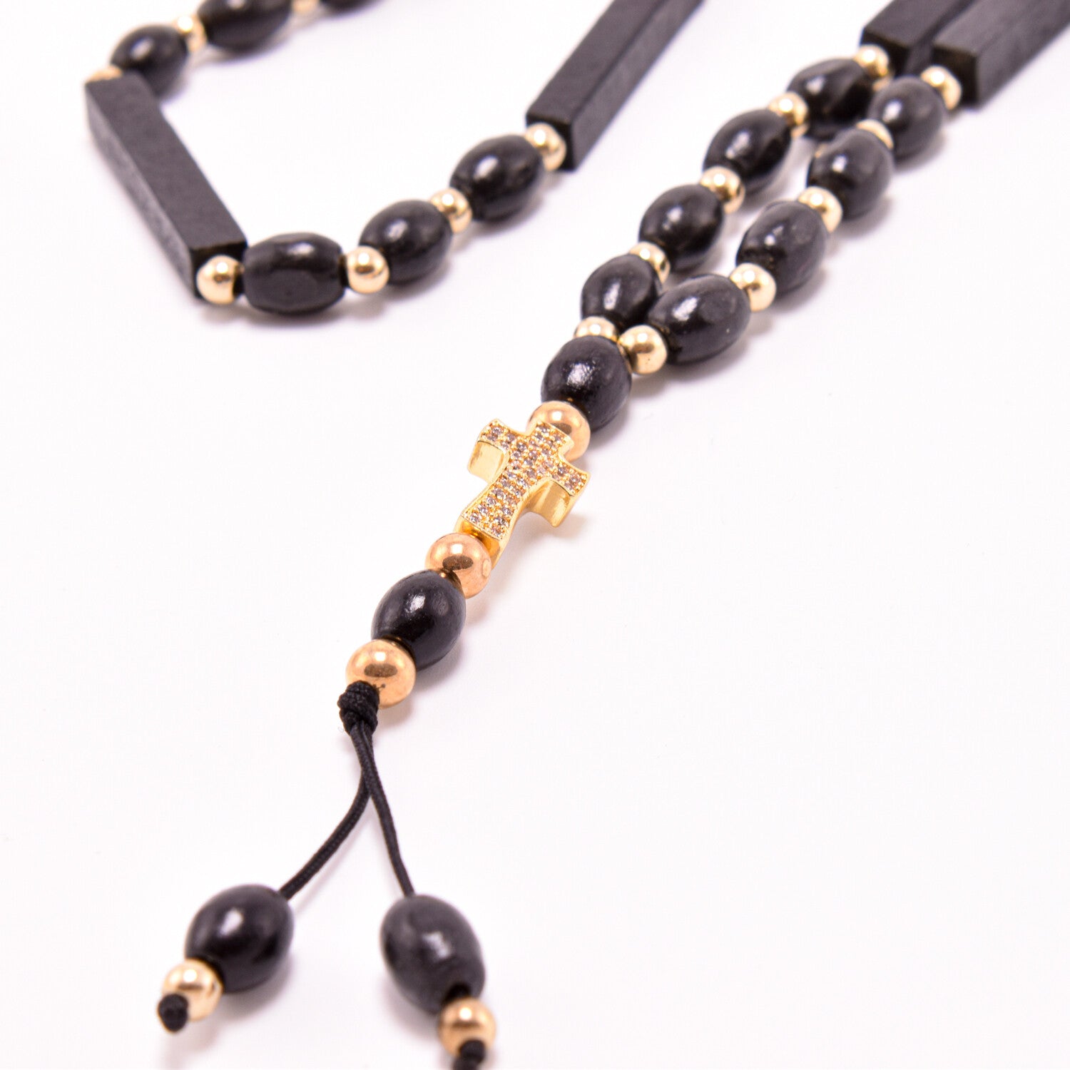 Colier barbati tip rozariu din lemn cu accesoriu in forma de cruce