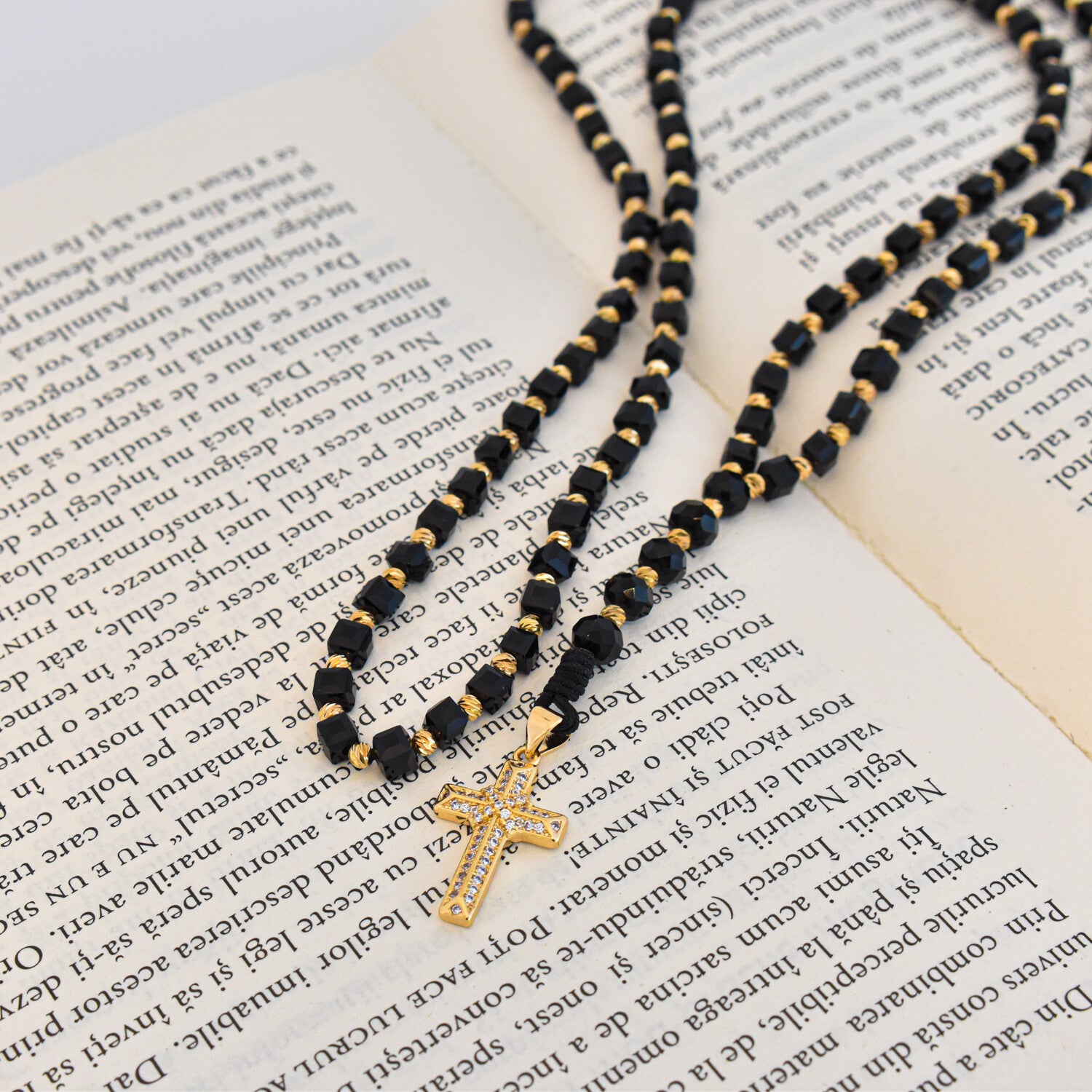 Colier bărbați tip rozariu cu bile cubice, pandantiv cruce