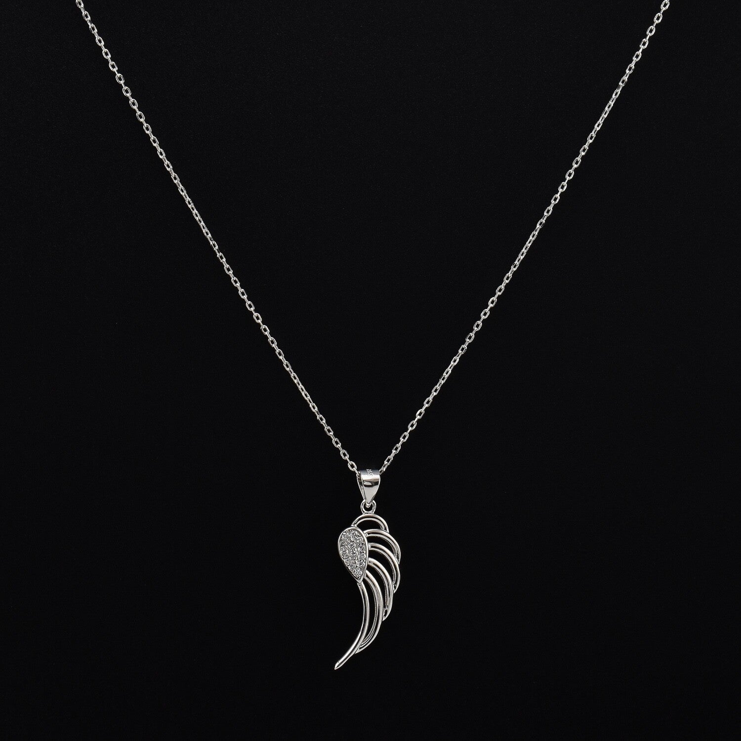 Lantisor dama din argint cu accesoriu in forma de aripa si cristale swaroski