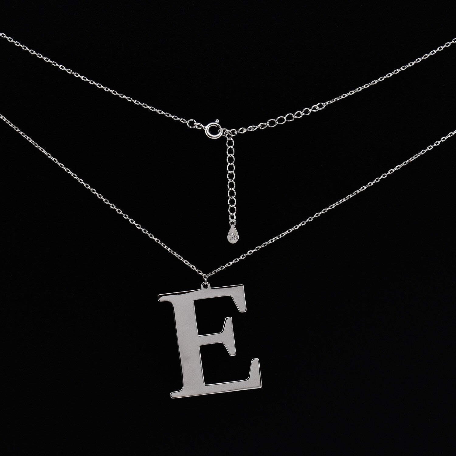 Lantisor dama din argint cu pandantiv litera ”E”
