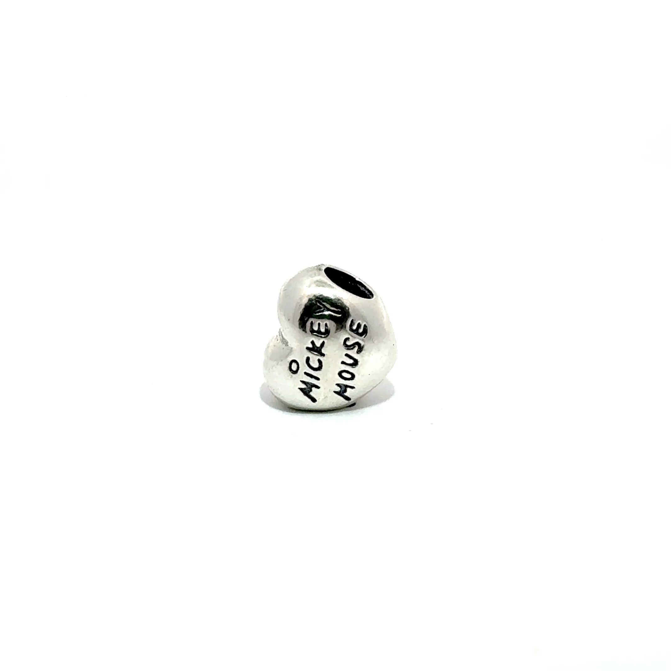 Charm in forma de inima cu text Mickey Mouse