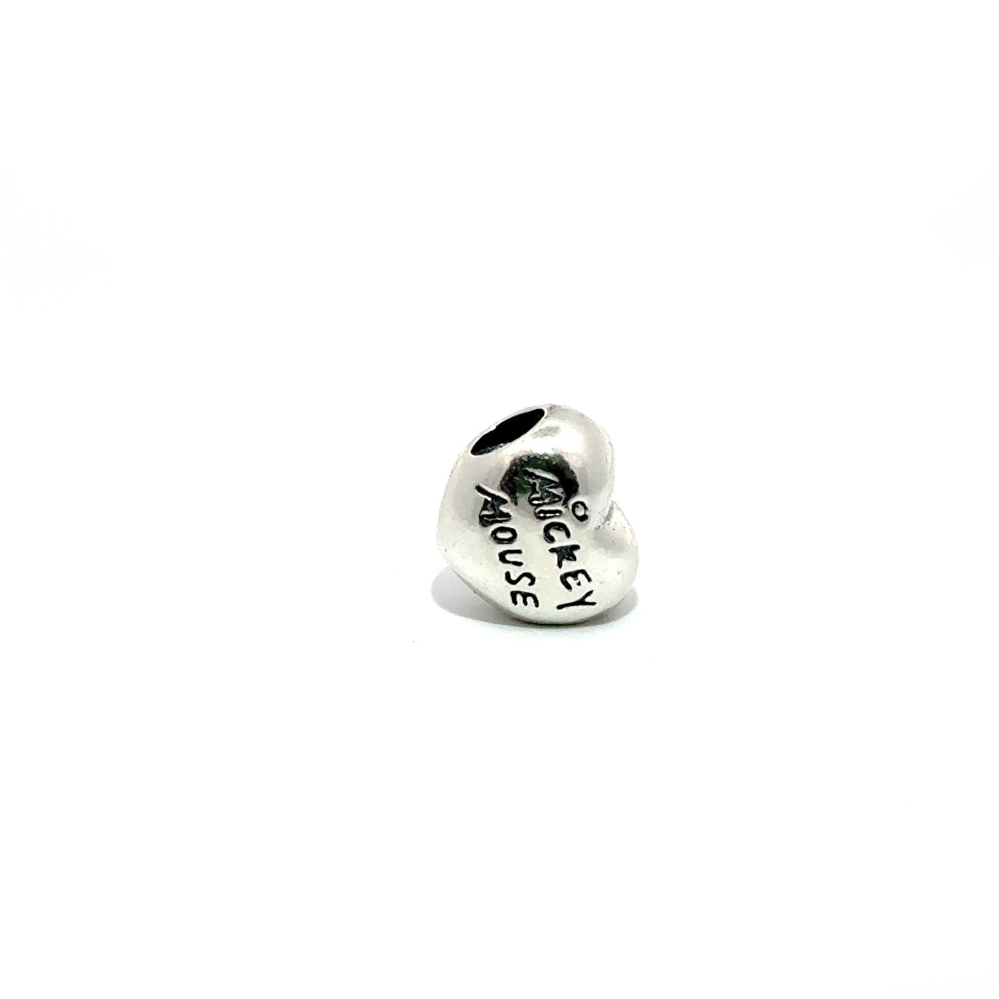 Charm in forma de inima cu text Mickey Mouse