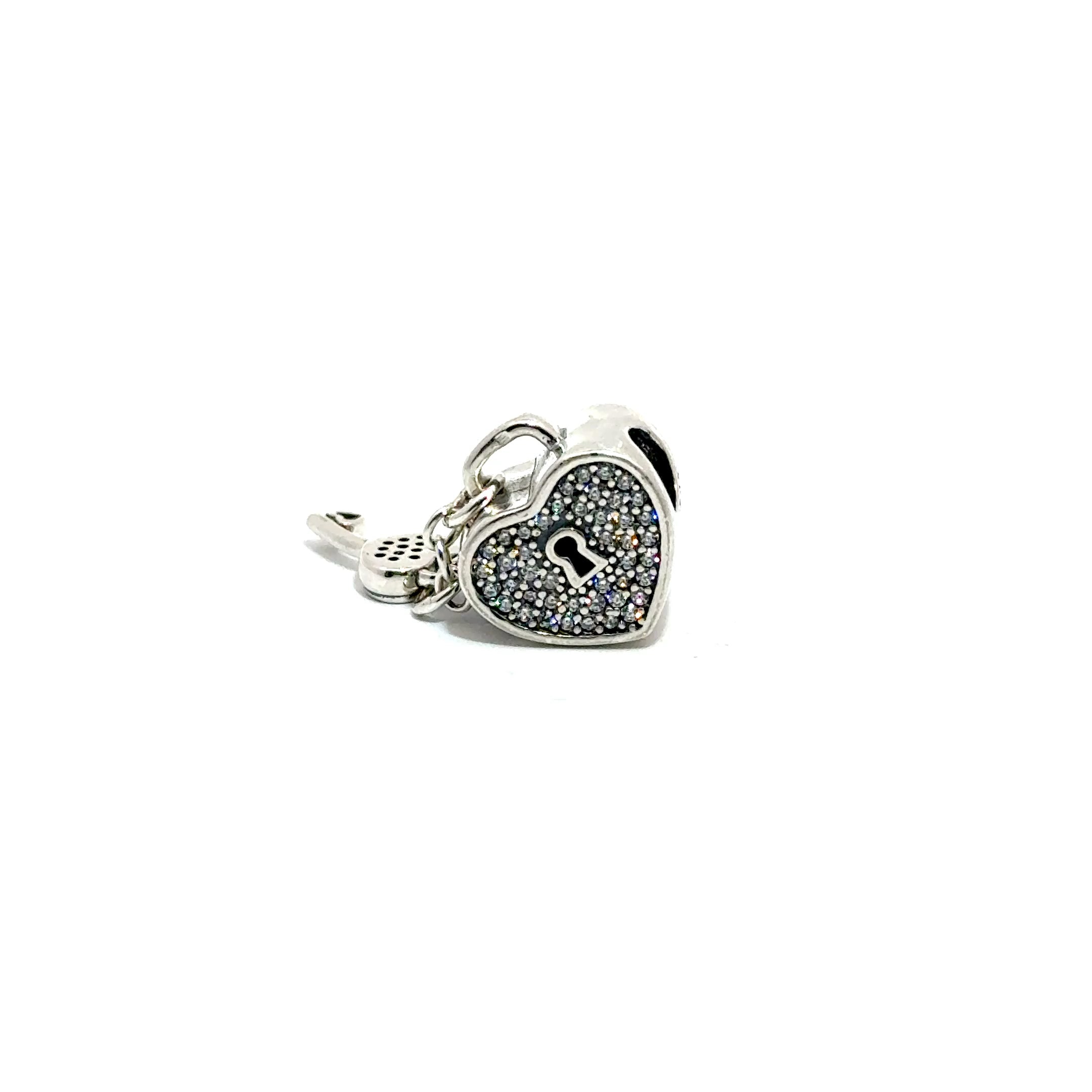 Charm in forma de inima cu model lacat