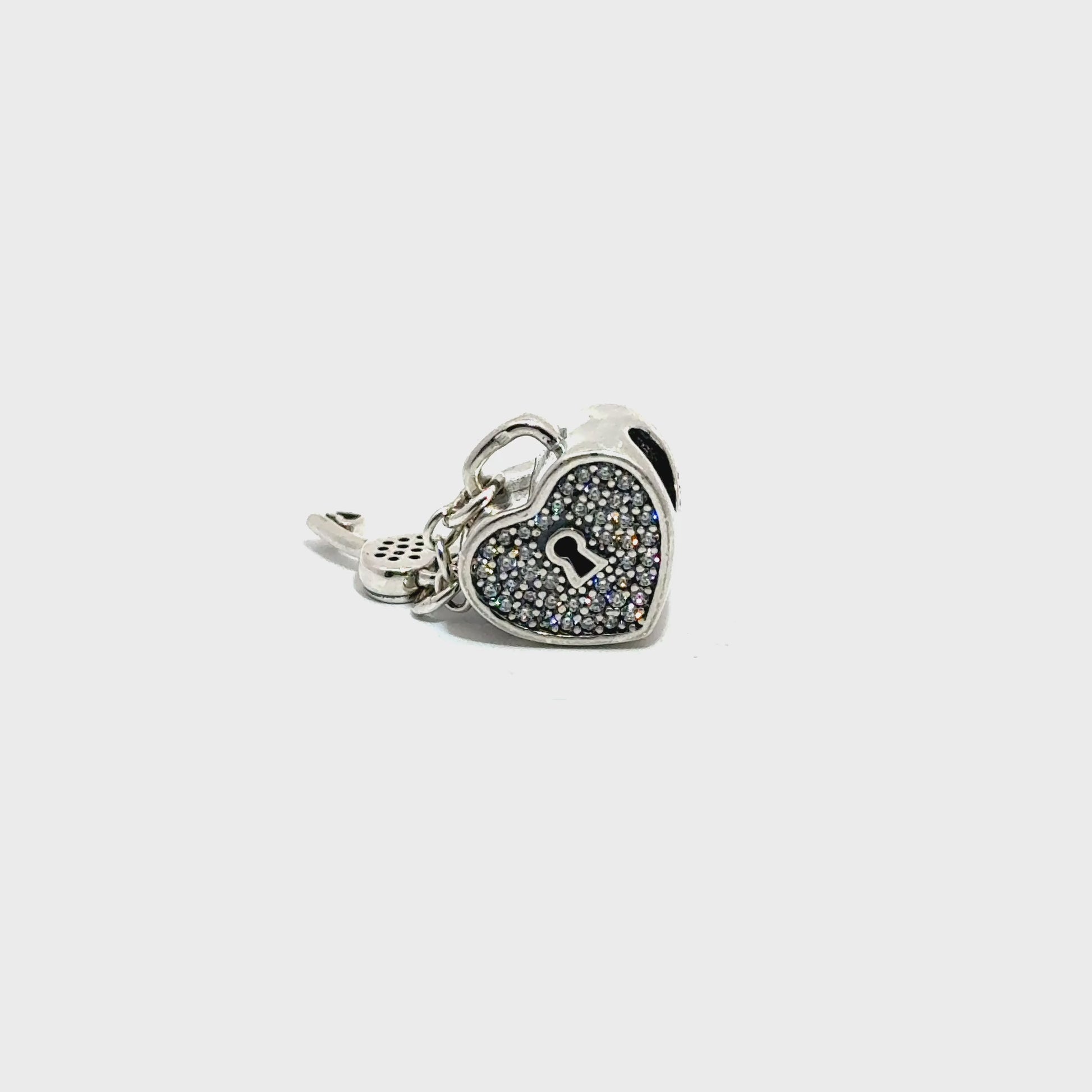 Charm in forma de inima cu model lacat