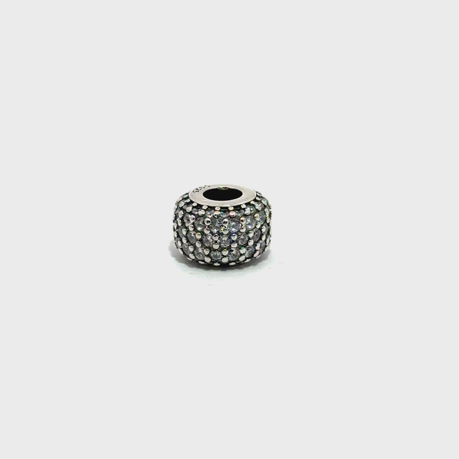 Charm in forma de sfera cu pietre