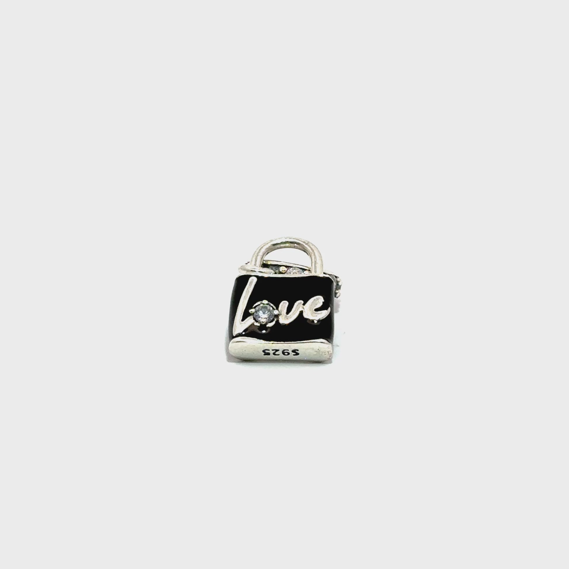 Charm in forma de lacat cu text Love