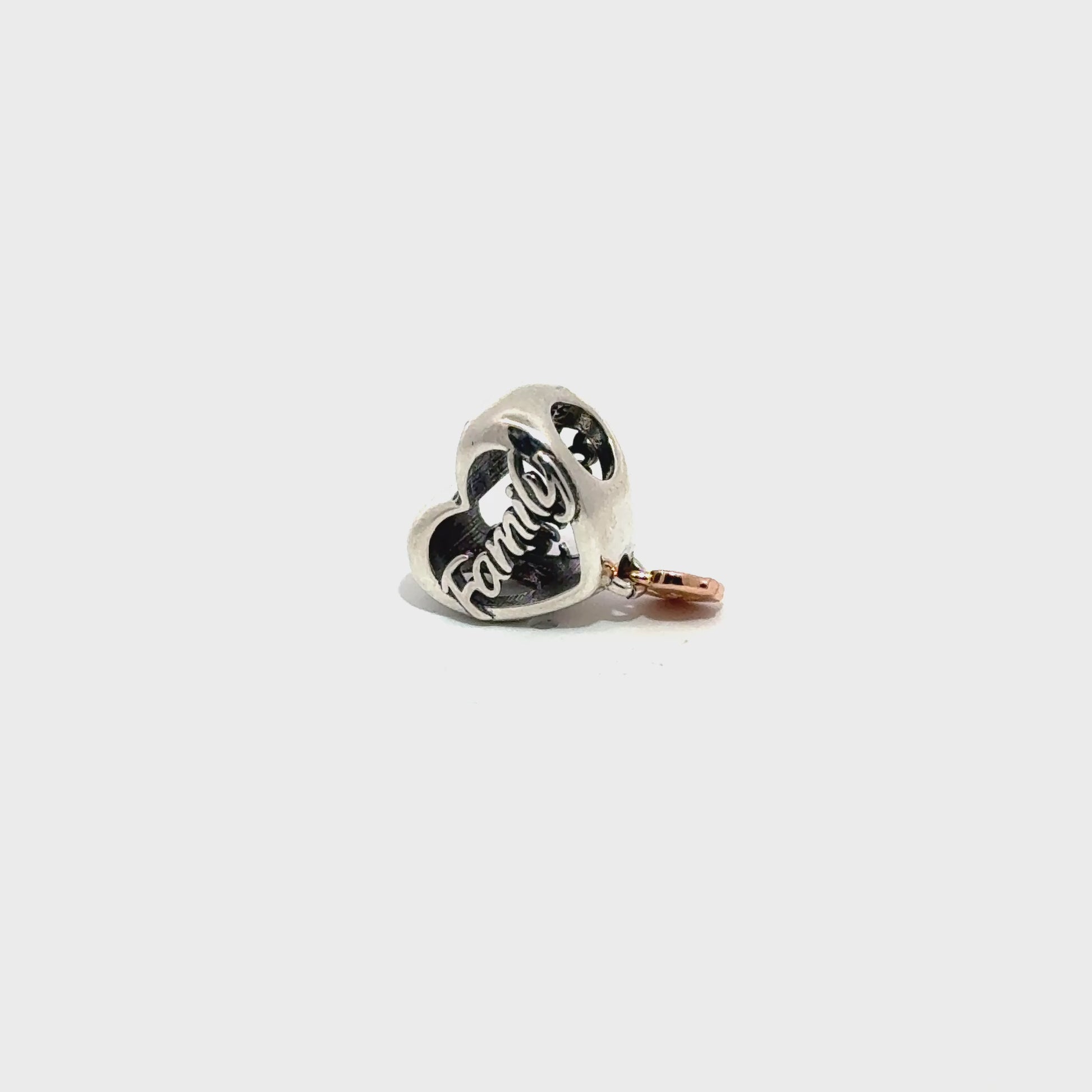 Charm in forma de inima cu text Family