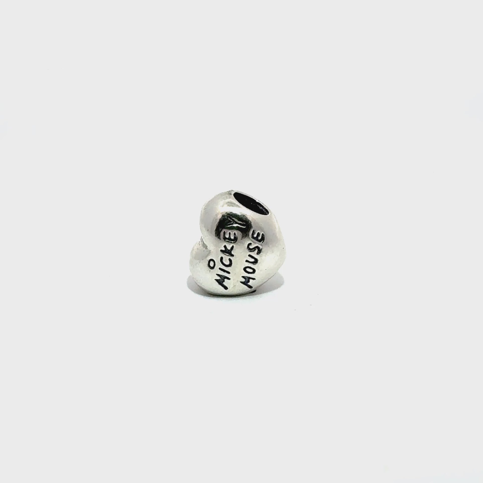 Charm in forma de inima cu text Mickey Mouse