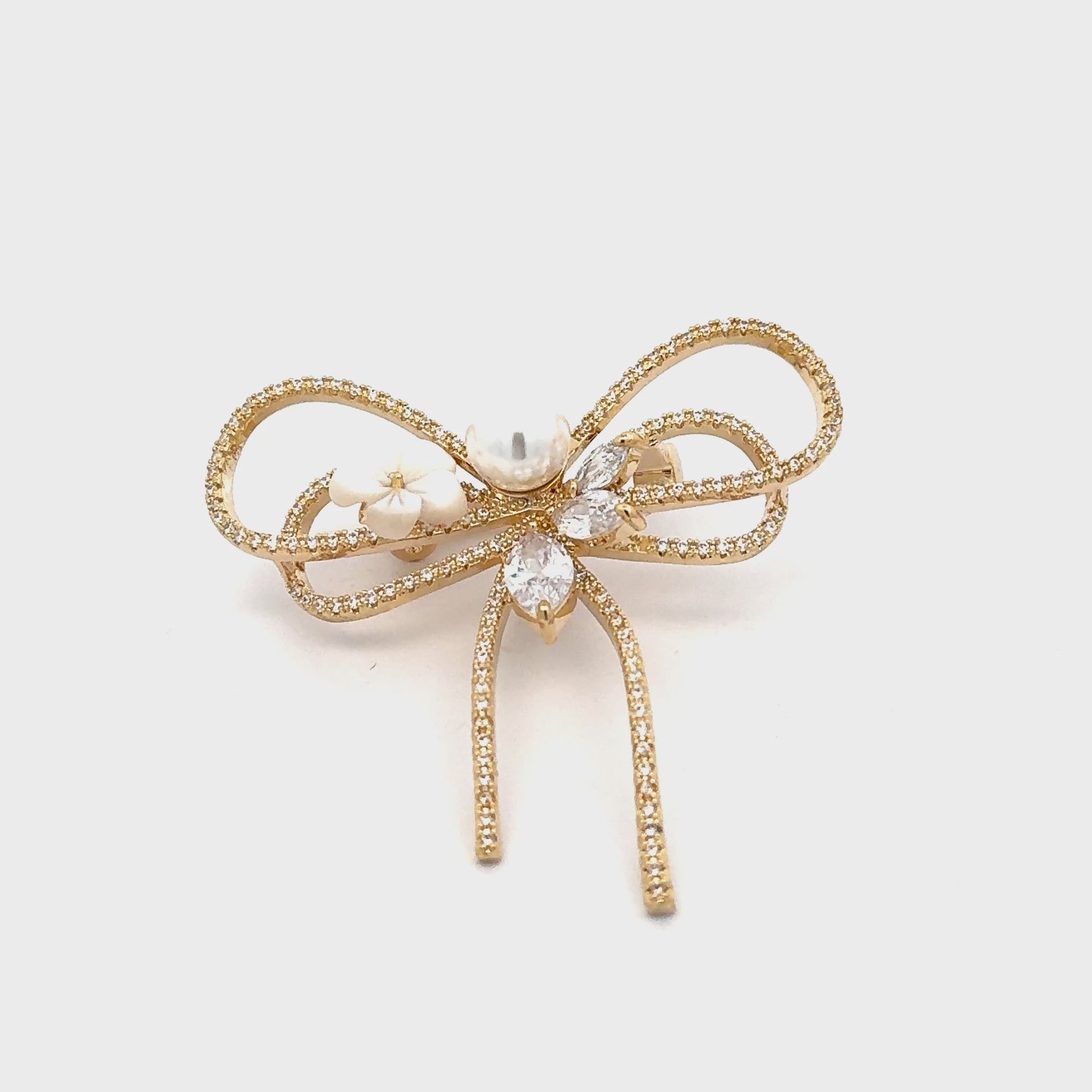 Broșă Swarovski în forma unei fundite – Placată cu Aur de 18K